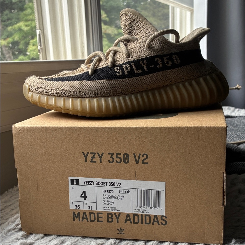 Adidas Yeezy Boost 350 V2
Boys size 4
Slate Color